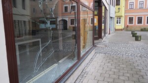 Eingeworfene Schaufenster SPD-Büro