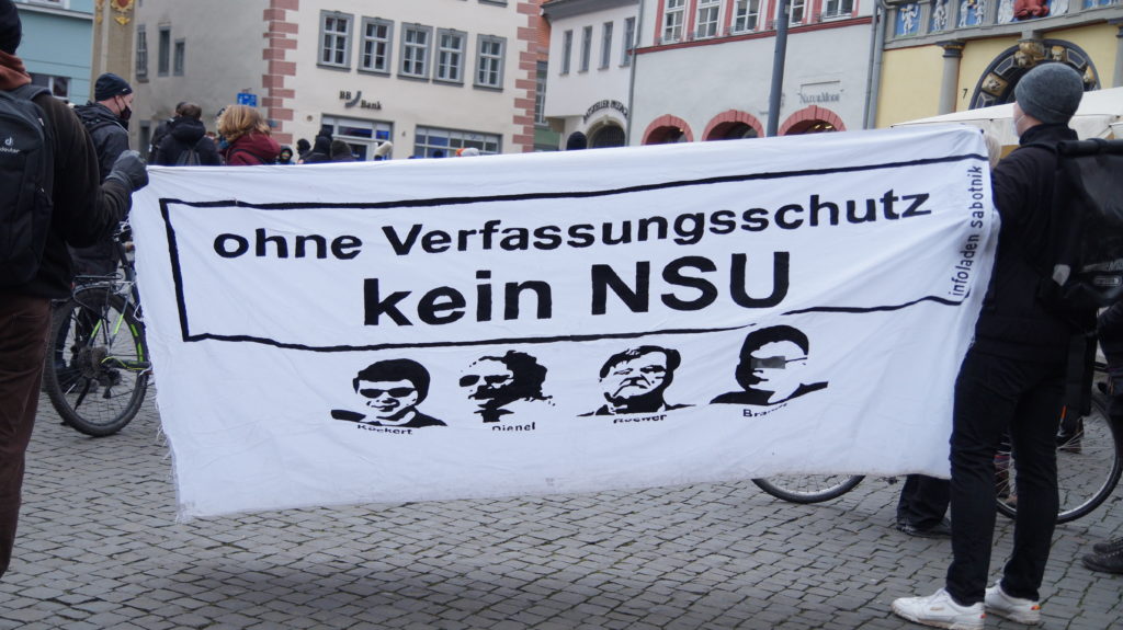 Transparent mit der Aufschrift 'ohne Verfassungsschutz kein NSU'