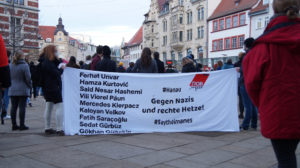 Transparent mit der Aufschrift '#Hanau Gegen Nazis und rechte Hetze!' und den Namen der Opfer