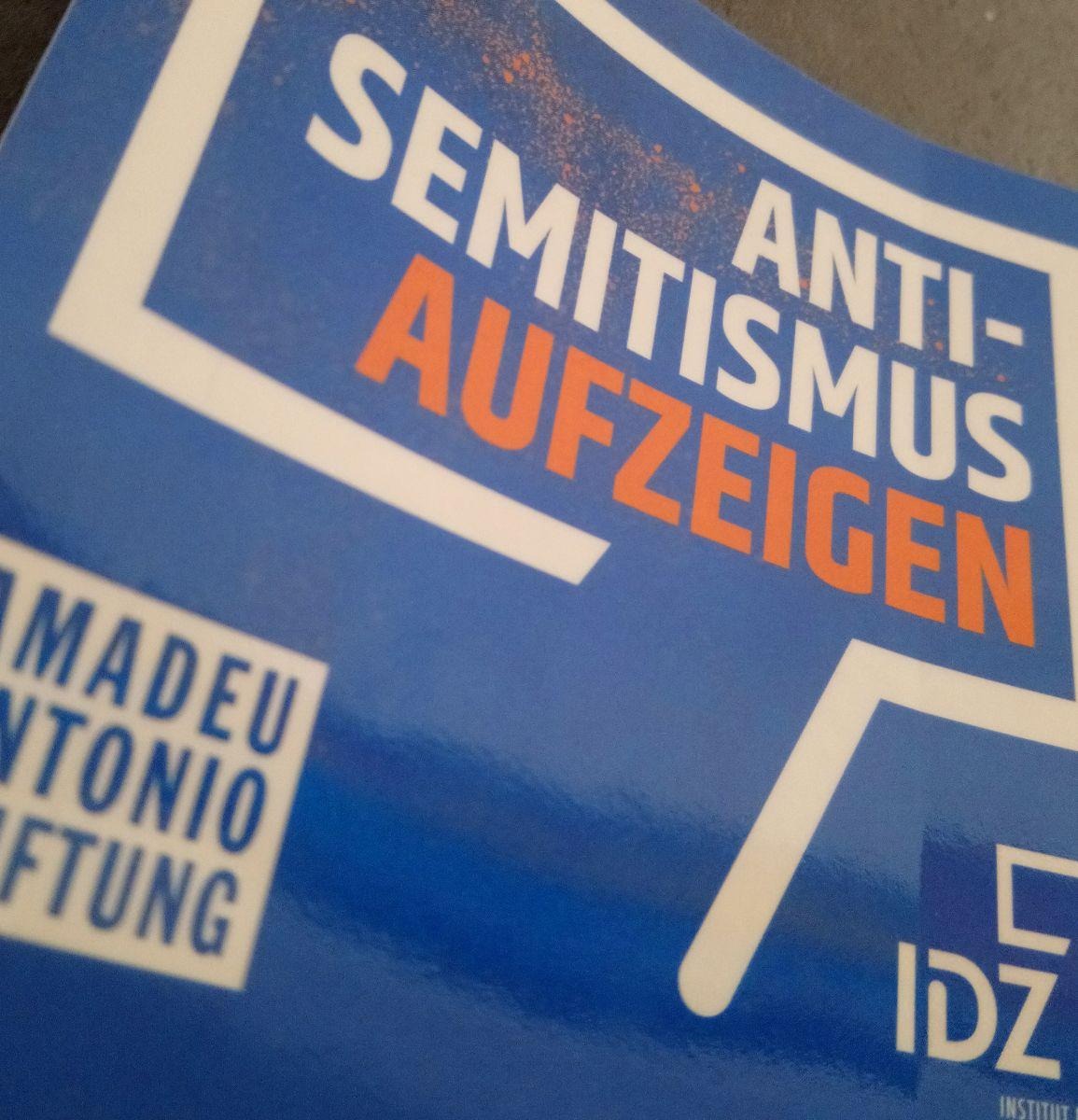 Ein Sticker des IDZ zusammen mit der Amadeu Antonio Stiftung zum Thema Antisemitismus