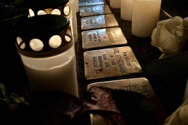 Ihre Namen und Schicksale bleiben: 15 neue Stolpersteine in Saalfeld